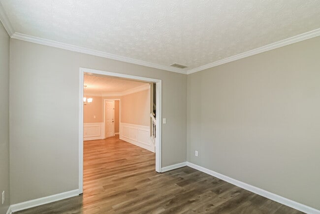 Building Photo - 1500 Riverbrooke Way NE