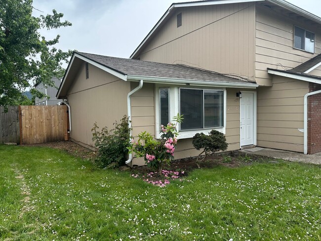 Building Photo - Unique 4 bed 1 1/2 bath duplex in Springfi...