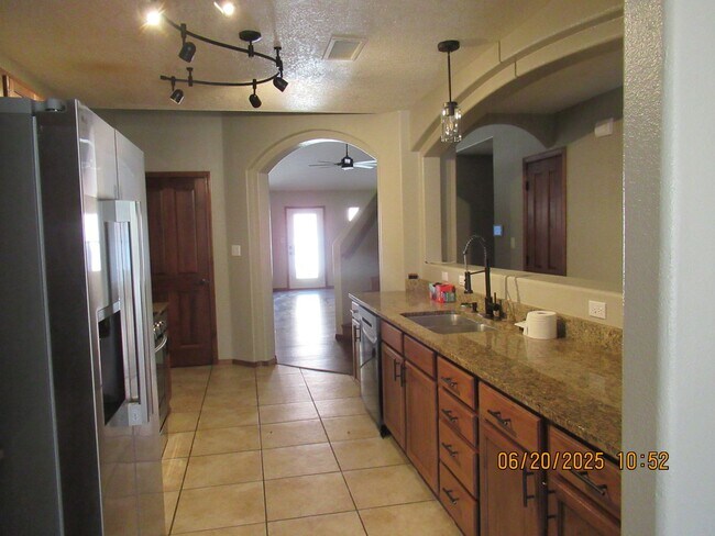 Foto del edificio - Massive 5Bed, 4Bath, 2Story Home Located i...