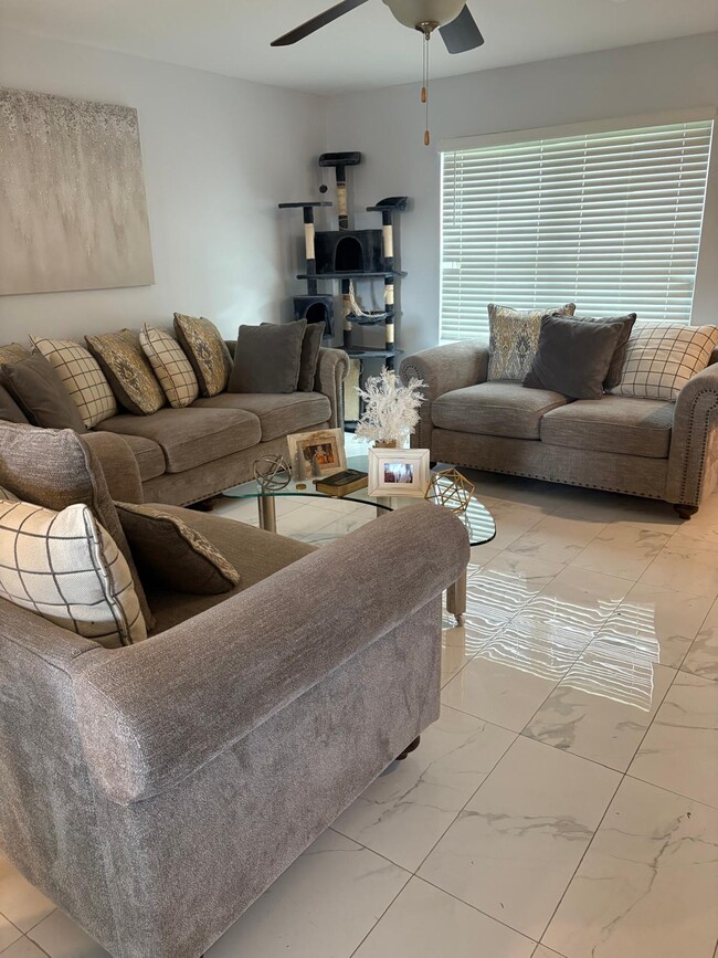 Living room - 3414 Drysdale Dr