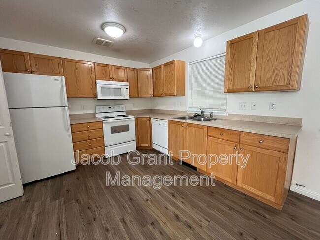 Building Photo - 3550 Deloy Dr