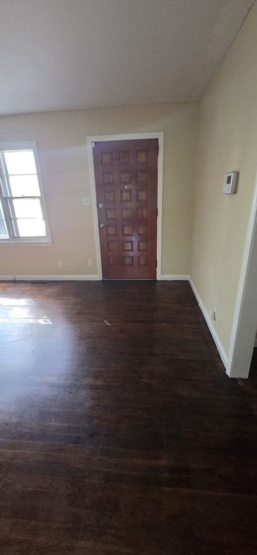 Foto del edificio - Three Bedroom, Two Bath
