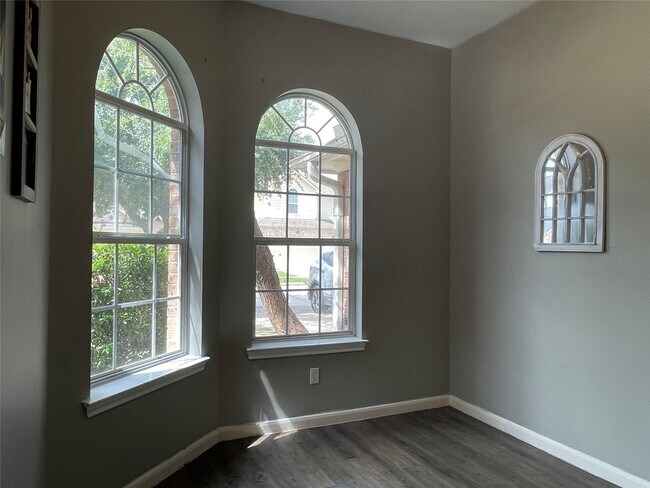 Foto del edificio - 811 Forest Hillside Ln