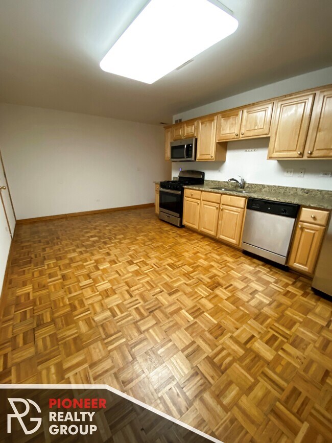 Building Photo - 4101 N Kenmore Ave