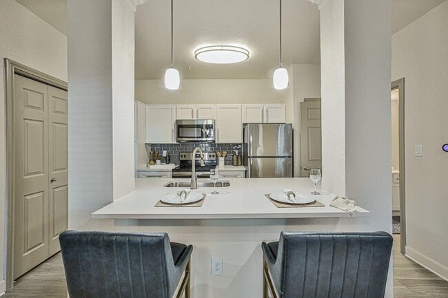 Up to 3 Weeks Free Rent & a Little Somethi... - Up to 3 Weeks Free Rent & a Little Somethi... Apartment