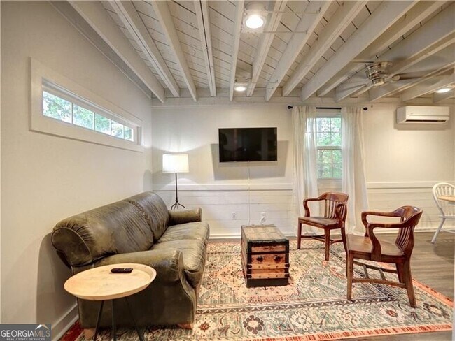 Foto del edificio - 315 Pine Grove Rd