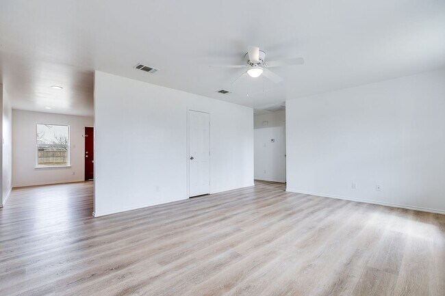 Foto del edificio - Updated 3 Bedroom Home For Lease!!