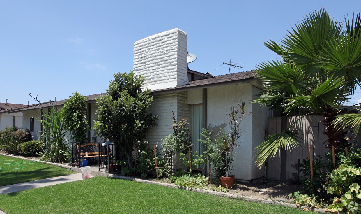 Foto principal - 2109 E Almont Ave