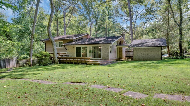 Building Photo - 8008 Park Overlook Dr