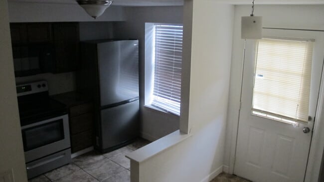 Building Photo - 9606 Vinca Cir