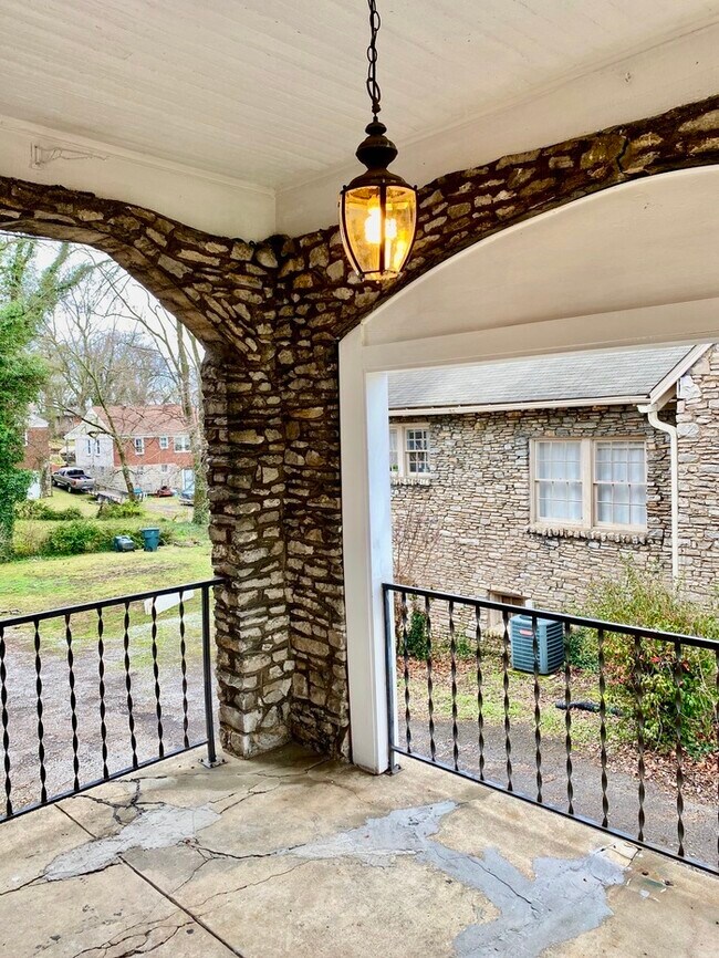 Building Photo - Charming 1930s 3/1 Cottage in WeHo!