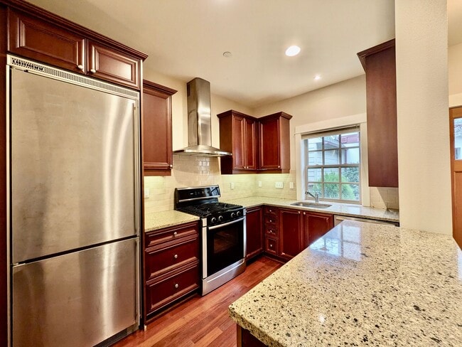 Building Photo - Luxury Townhome in Lake Oswego’s Coveted First Addition | Garage Included!