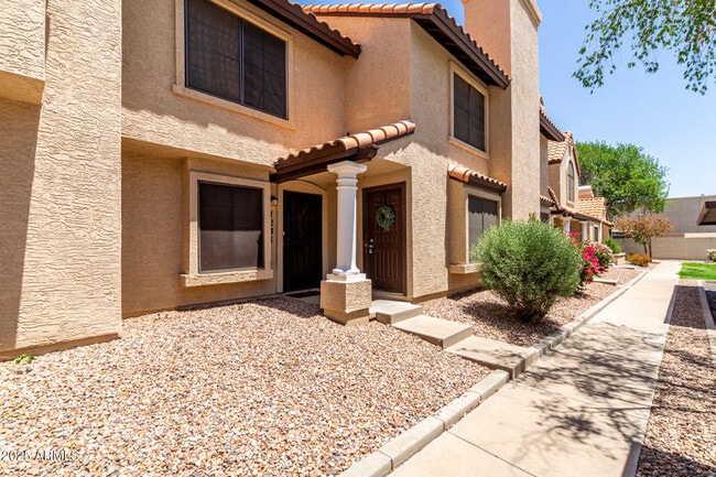 Building Photo - 921 W University Dr