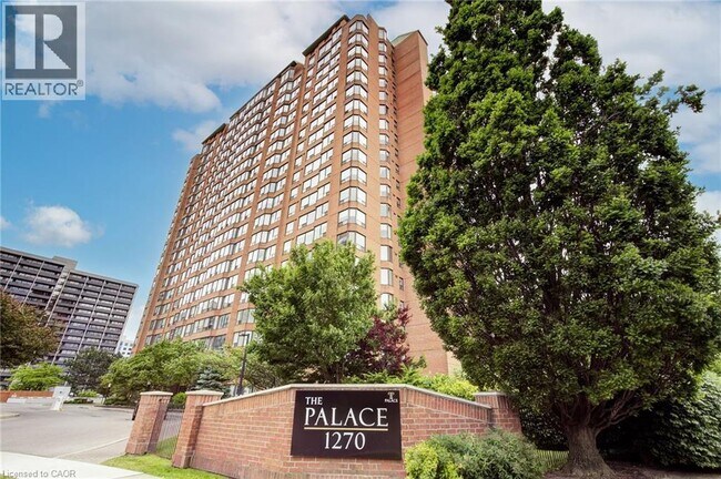 Photo du bâtiment - 1270 Maple Crossing Blvd