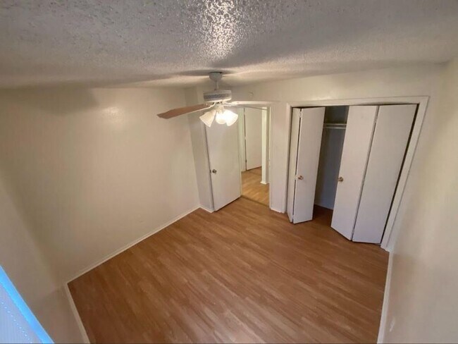 Foto del edificio - 4936 Diaz Ave