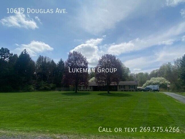 Foto del edificio - 10619 Douglas Ave