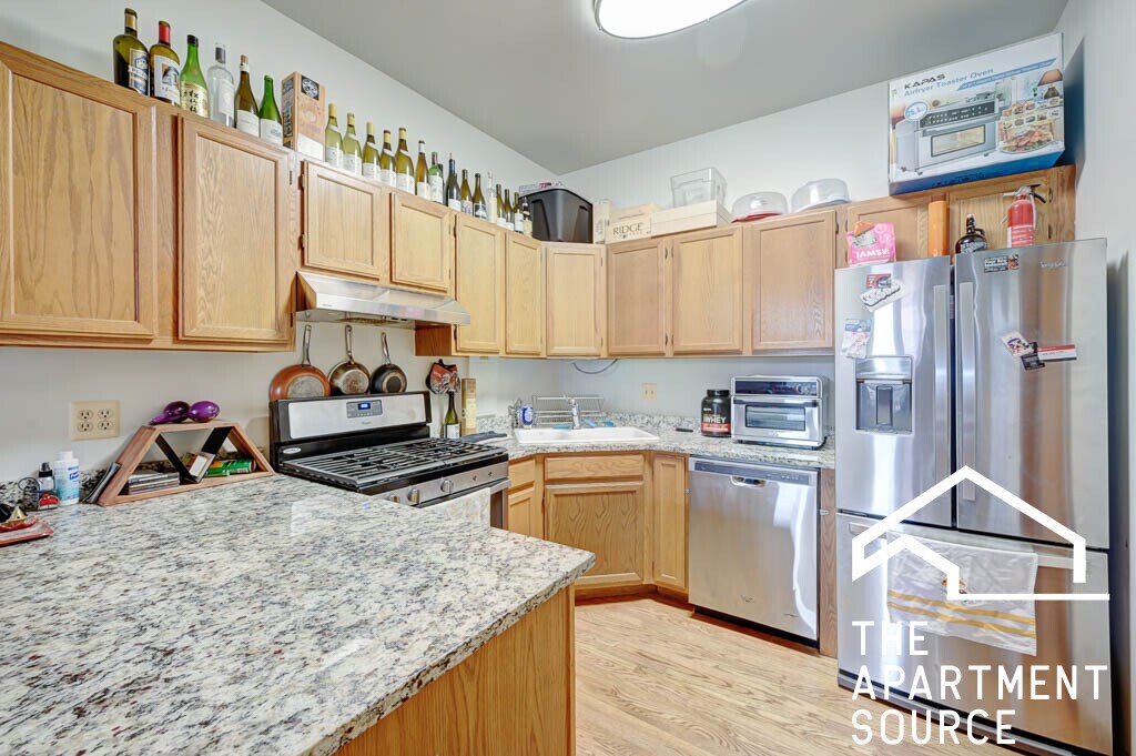 Foto principal - 1160 W Grand Ave