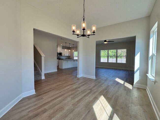 Building Photo - $500 RENT CREDIT | AVAILABLE NOW! (Pet Friendly)