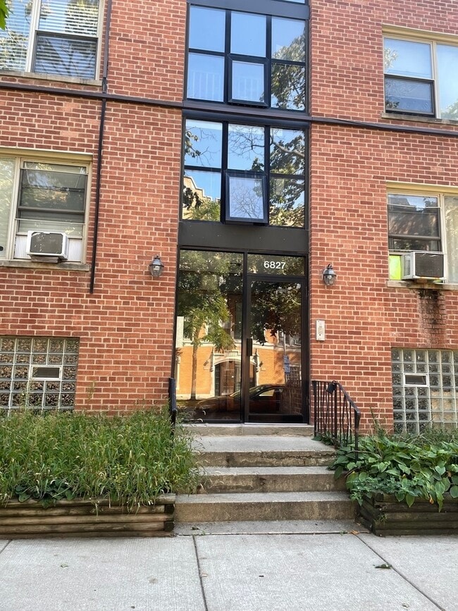 Building Photo - 6827 N Oakley Ave