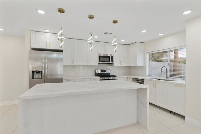 Building Photo - 7820 Millhopper Ave