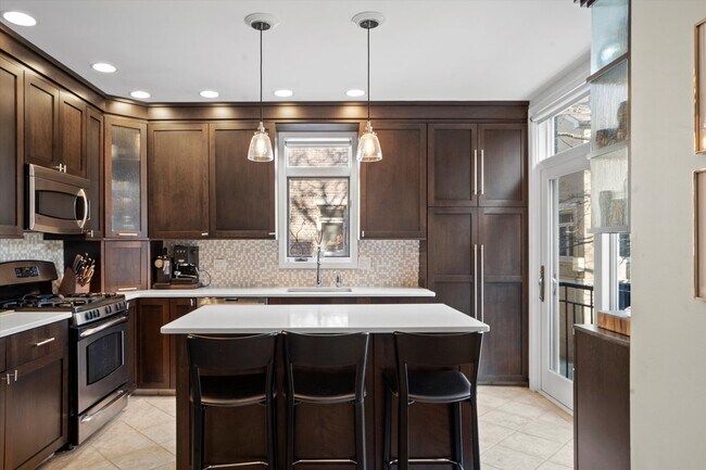 Foto del edificio - 2733 N Greenview Ave