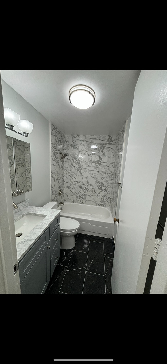 Building Photo - 2650 N Lakeview Ave