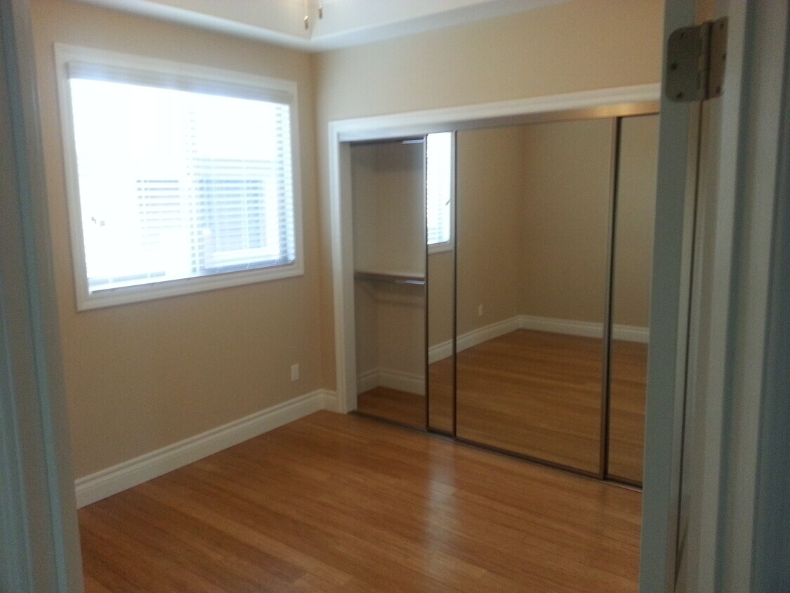 Primary Photo - 2407 Mathews Ave