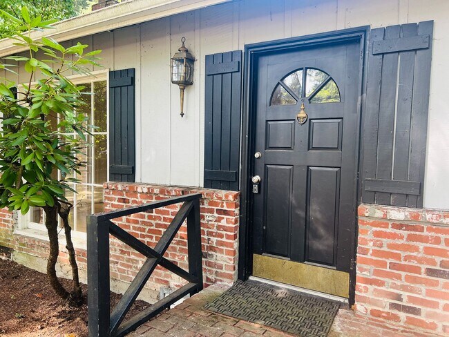 Building Photo - Single story home in convenient LO location.