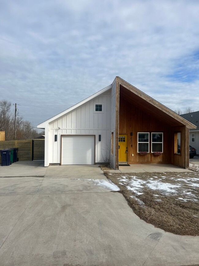 Building Photo - Unique home in OKC