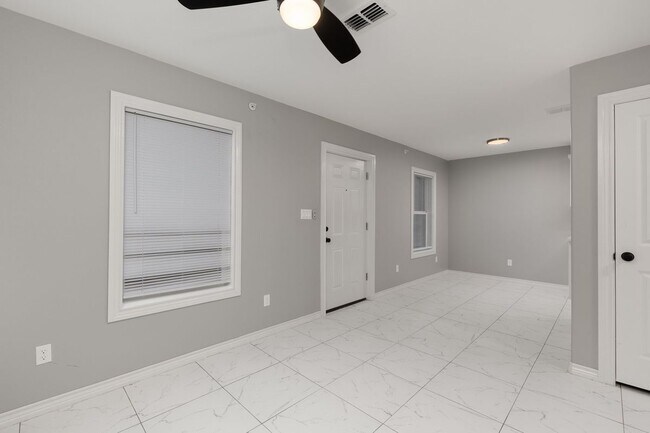 Building Photo - 2416 E Rogers Rd