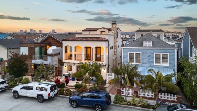 Foto del edificio - Newport Beach Balboa Peninsula Beach House with Rooftop Deck | Weekly & 30+ Night Stays