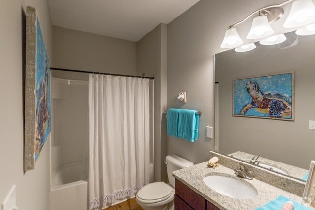 2BR, 2BA - 1088 SF - Bathroom - Hunter's Point