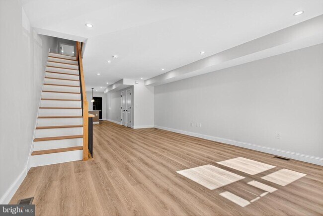 Foto del edificio - 5925 Woodcrest Ave