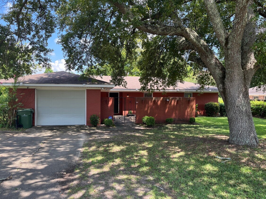 Primary Photo - 3555 Foxhall Dr