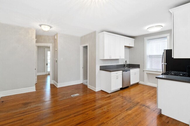 Building Photo - McDreamy 2BR w/ Balcony