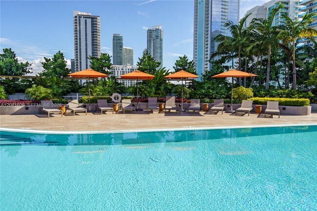 Foto del edificio - 700 NE 24th St