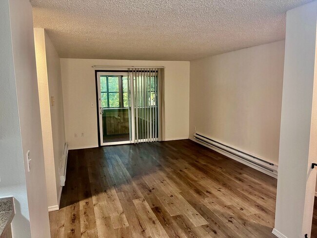 Foto del edificio - Single level top floor 1 bed Flat w/Covere...