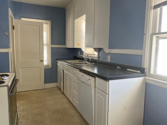 Foto del edificio - 2 Bedroom, 1 Bathroom House for Rent-820 Adrian