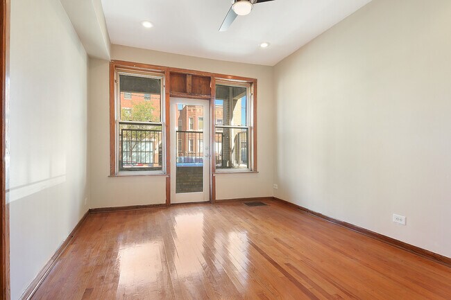 Foto del edificio - 3245 W Division St