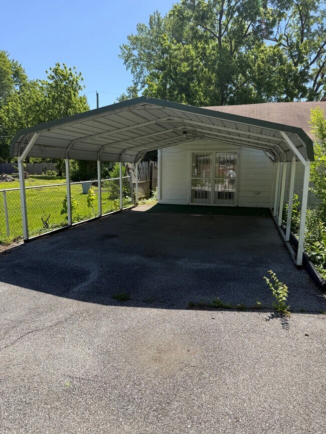 Building Photo - 864 N 79th St