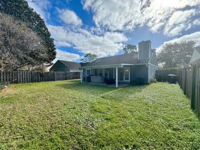 Building Photo - Comfortable and Stylish: Inviting 3-Bedroo...