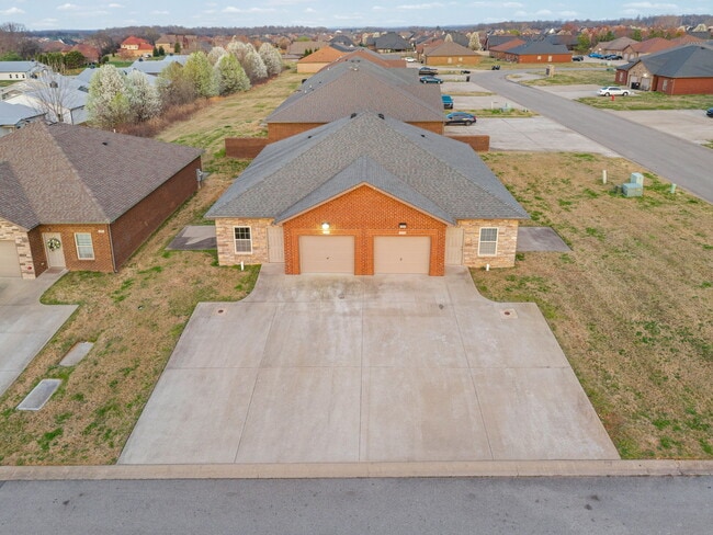 Building Photo - 109 Holland Dr