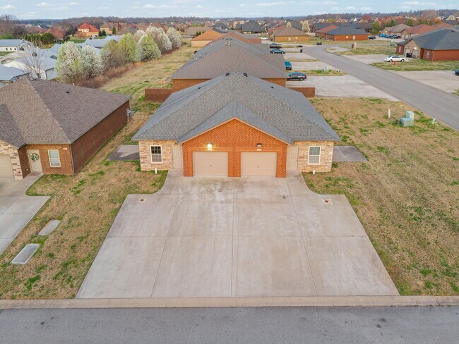 Foto del edificio - 109 Holland Dr