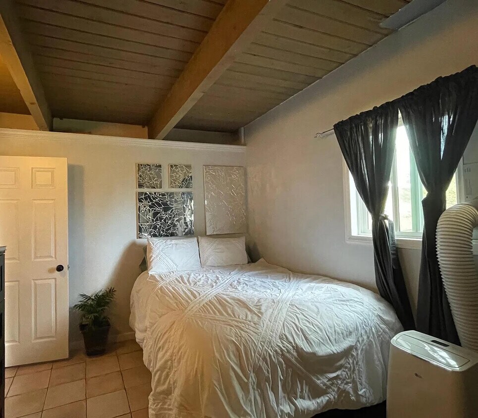 Building Photo - 4256 Ensenada Dr
