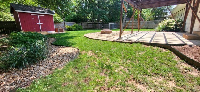 Building Photo - 3 Bedroom 2 Bath 2 Car Garage! Southeast! ...