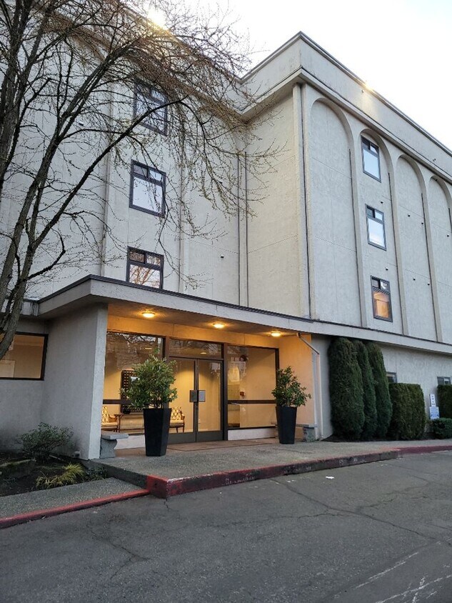 Foto principal - 2 Bed 1.5 Bath Condo Downtown Bellevue