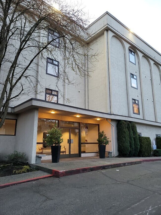 Foto del edificio - 2 Bed 1.5 Bath Condo Downtown Bellevue