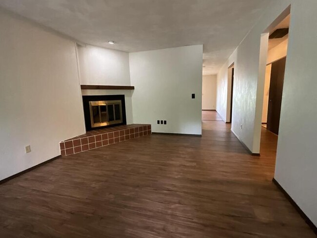 Building Photo - 812 Nowland Ct