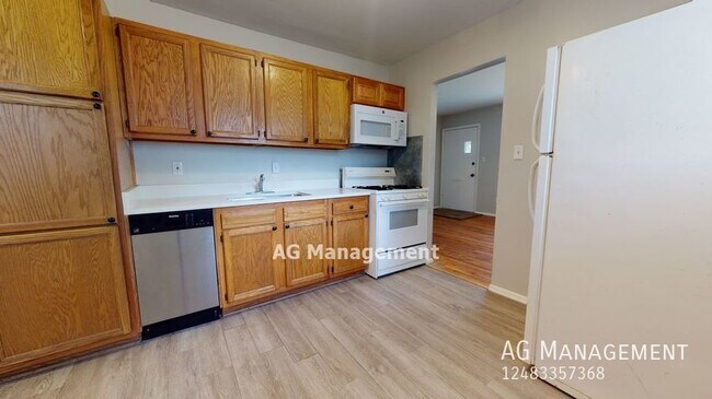 Building Photo - 189 High St - Nicely Updated Pontiac 2Bed/...