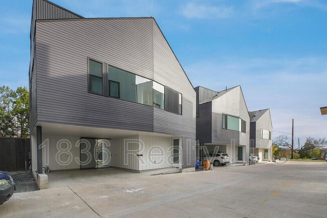 Building Photo - 3406 E 17th St